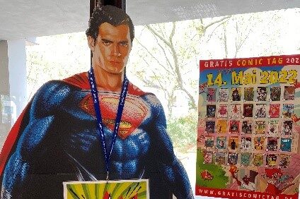 Superheldenpappaufsteller in der Stadtbibliothek