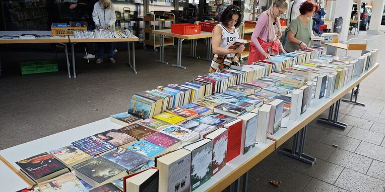 Tische voller Bücher zum Verkauf