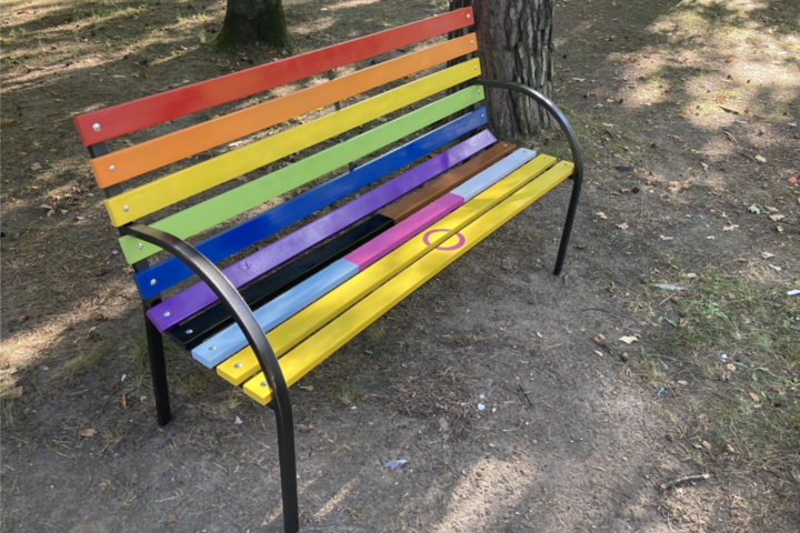Sitzbank in Regenbogenfarben