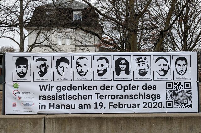 Banner zum Gedenken an die Opfer des Anschlags in Hanau im Februar 2020