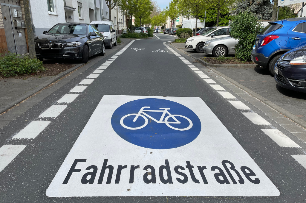 Fahrradstraßen Symbol auf der Straße