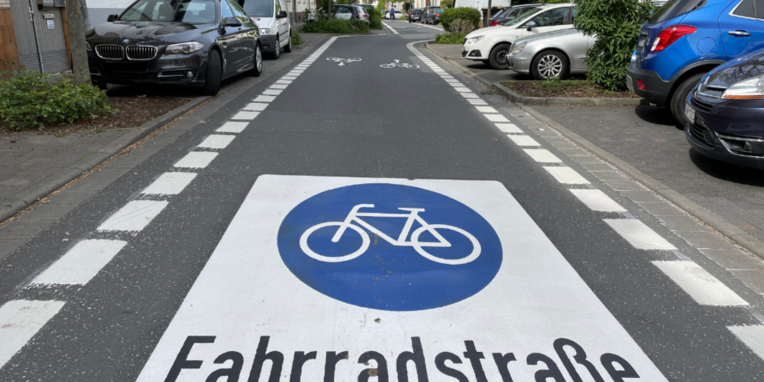 Fahrradstraßen Symbol auf der Straße