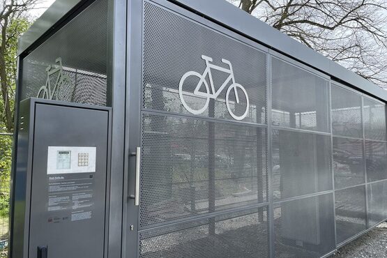 Fahrrad steht vor der Fahrradsammelschließanlage am Bahnhof Neu-Isenburg