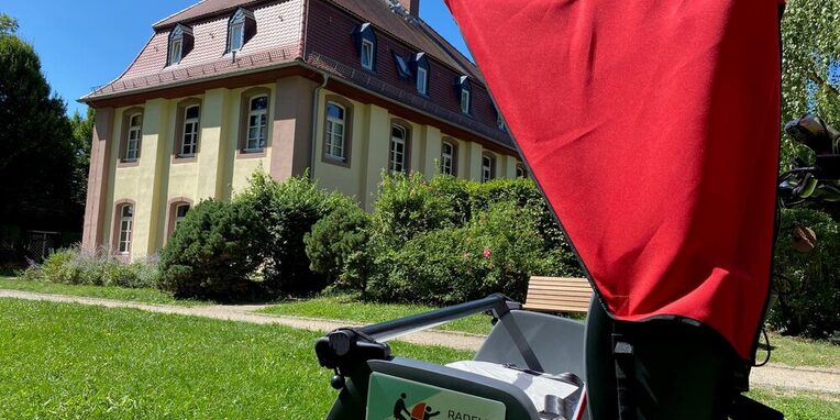 Rikscha steht vor der Bansamühle