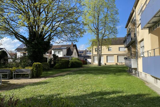 Außenansicht des Gebäudes und Sicht in den grünen Garten