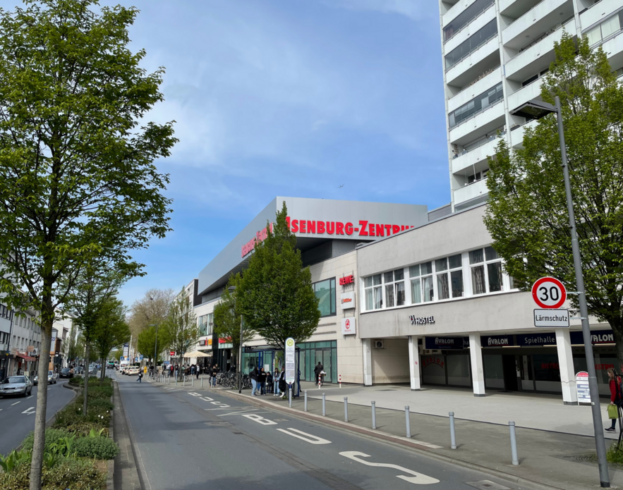Blick in die Frankfurter Straße mit dem Isenburg-Zentrum im Hintergrund