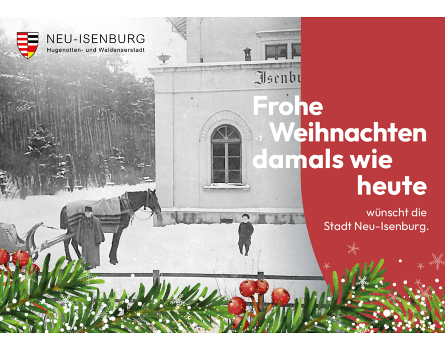 Schwarz weiß Bild mit Schlitten und Pferd und kleinem Jungen vor dem Bahnhofsgebäude um 1900