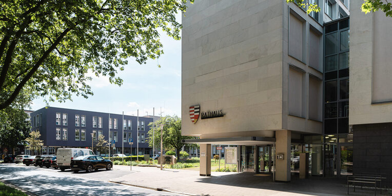 Außenansicht vom Eingang vom Rathaus in Neu-Isenburg