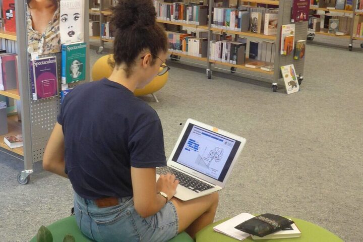 Mädchen mit Laptop