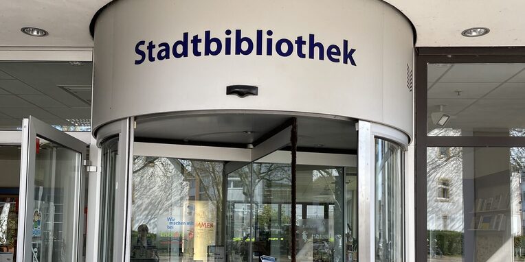 Eingangsbereich der Hauptstelle in der Frankfurter Straße