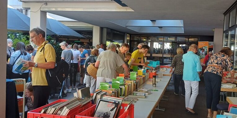 Bücherbasar vor der Stadtbibliothek