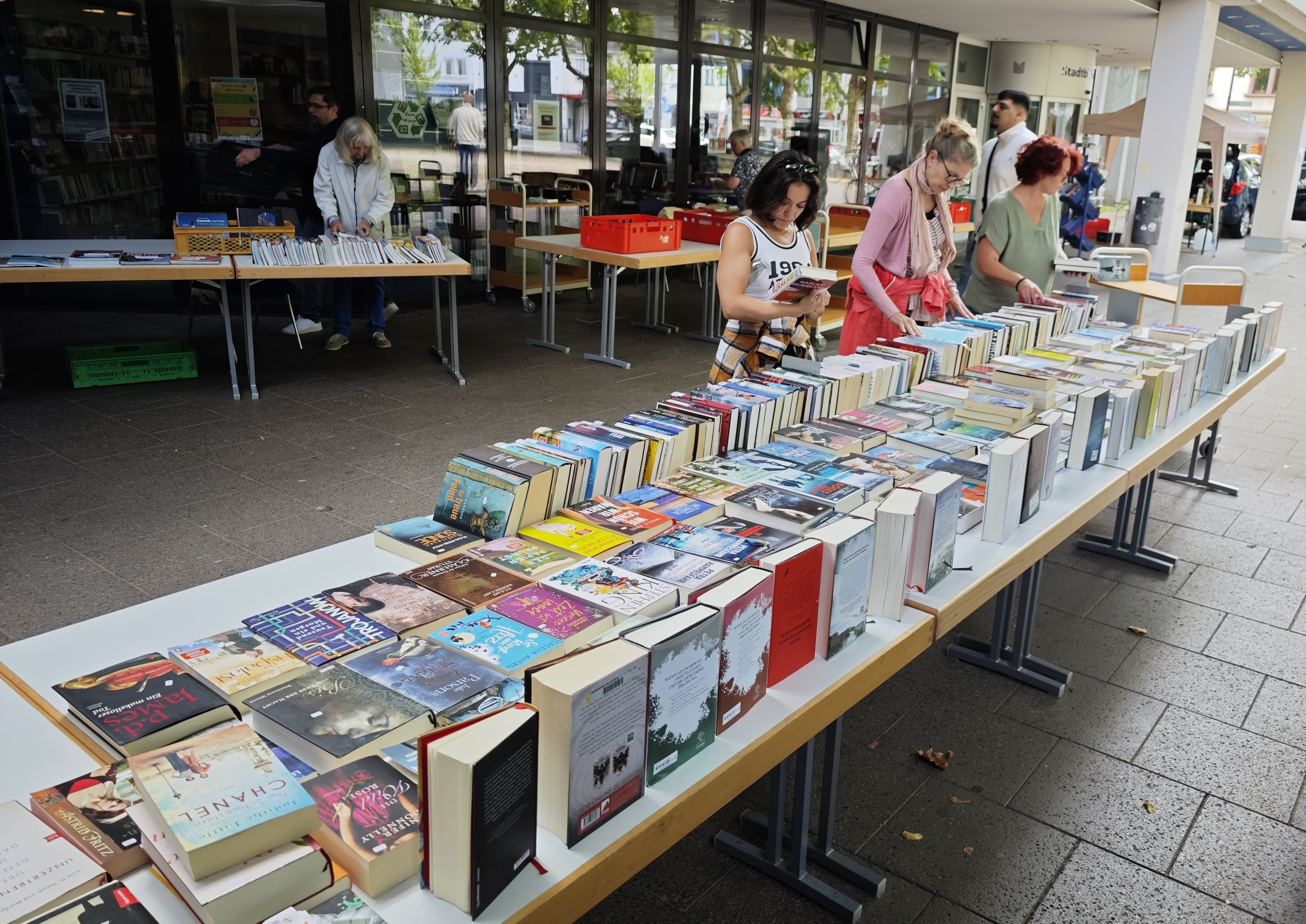 Tische voller Bücher zum Verkauf