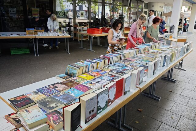 Tische voller Bücher zum Verkauf