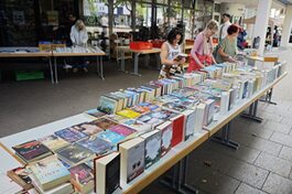 Tische voller Bücher zum Verkauf