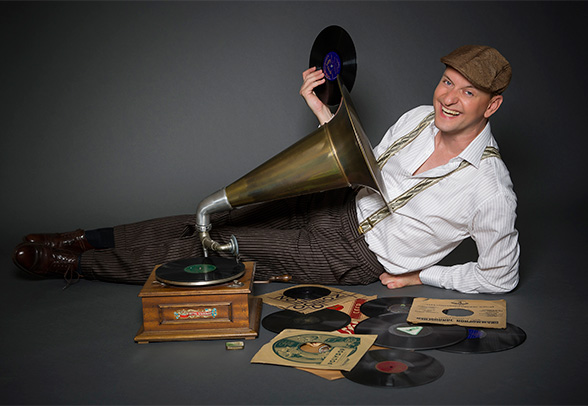 Jo van Nelsen vor Grammophon mit Schallplatten
