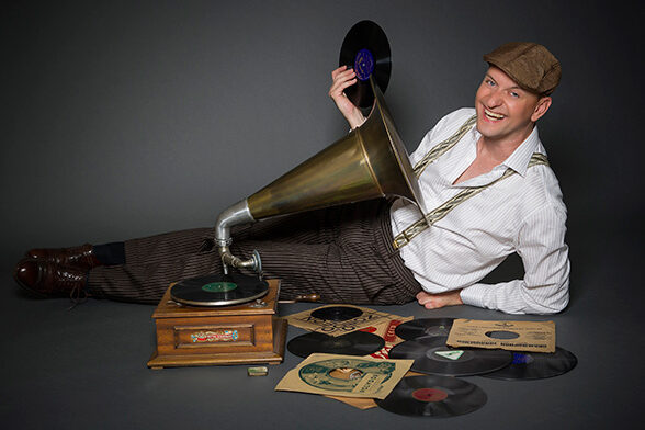 Jo van Nelsen vor Grammophon mit Schallplatten