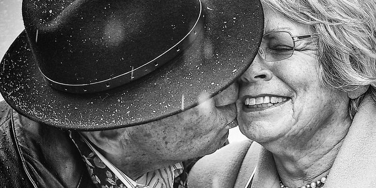 schwarzweiss Fotografie zwei älterer turtelnder Personen