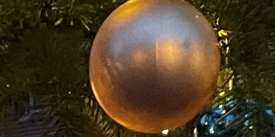 Goldene Weihnachtsbaumkugel am Baum