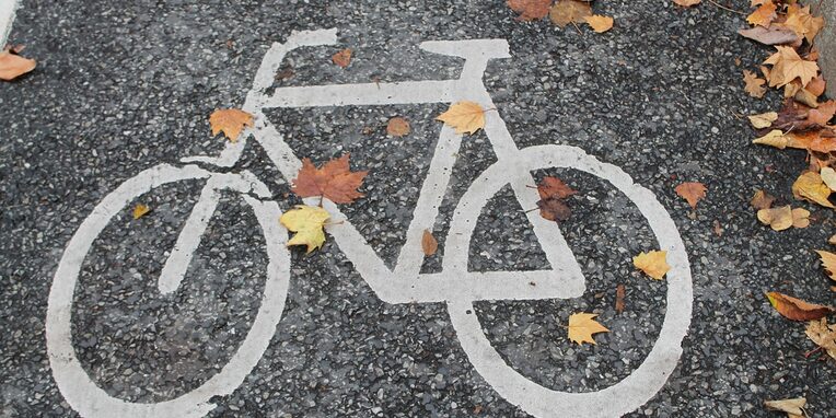 Fahrradsymbol auf der Straße mit