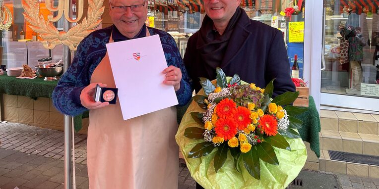 Bürgermeister Dirk Gene Hagelstein überreichte die Hugenottenmedaille mit Urkunde