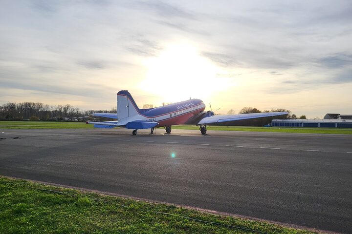 Ein Messflugzeug auf einer Start- und Landebahn im Abendlicht mit untergehender Sonne im Hintergrund