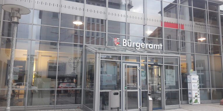 Blick auf das gläserne Gebäude des Bürgeramts in Neu-Isenburg