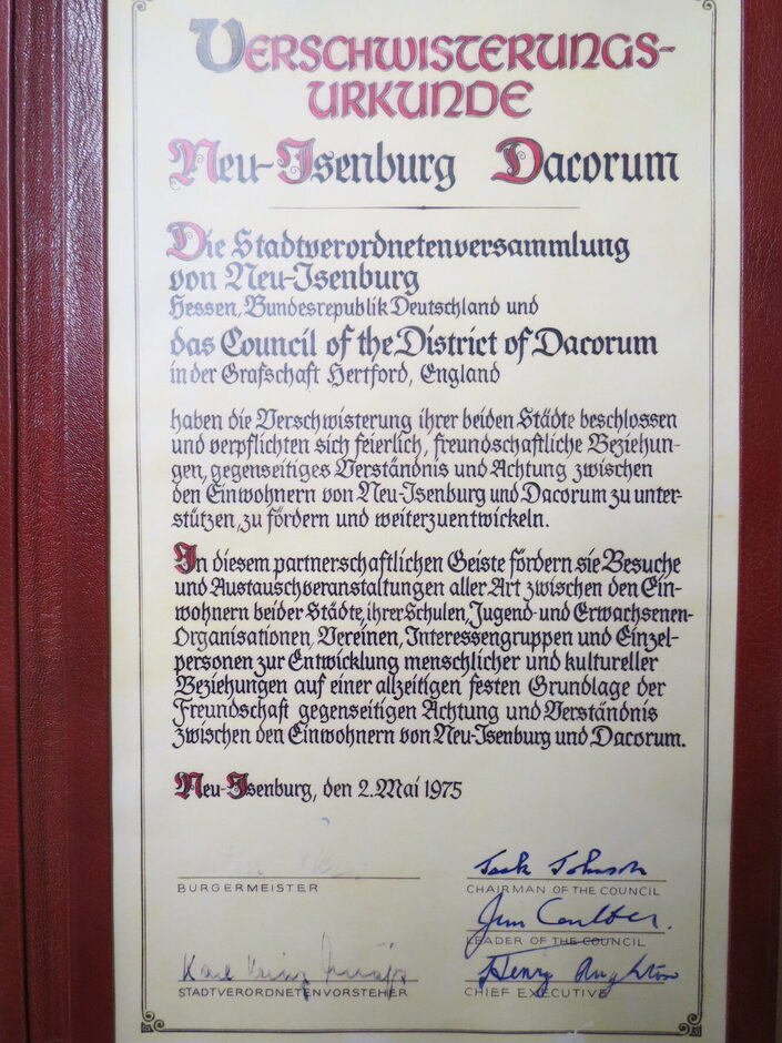 Verschwisterungsurkunde zwischen Neu-Isenburg und Dacorum