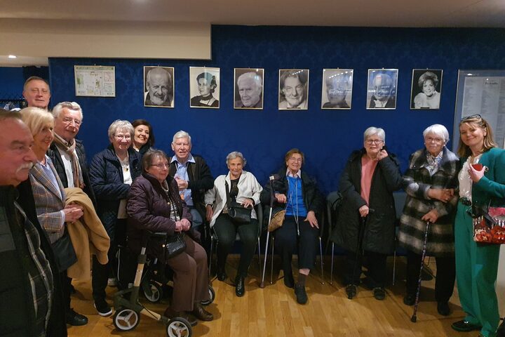 Die Bewohnerinnen der Seniorenwohnanlage Pappelweg und anderer Senioreneinrichtungen beim Theaterbesuch in der Komödie in Frankfurt am 24. März
