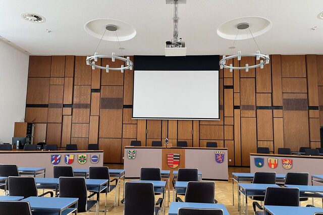 Blick in den Plenarsaal im Rathaus der Stadt Neu-Isenburg