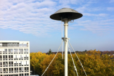 Sirene auf dem Dach des Rathauses