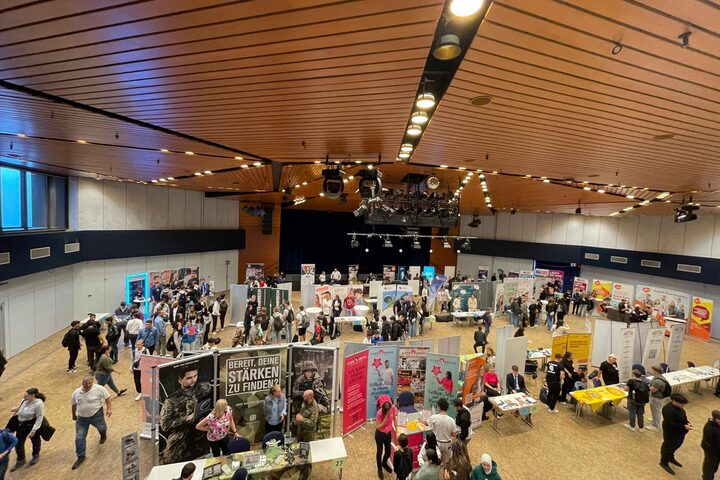Berufsinfobörse 2025 in der Hugenottenhalle