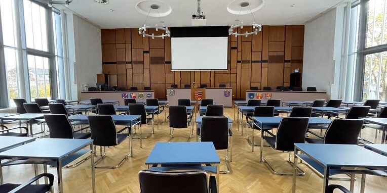 Innenansicht des Plenarsaals im Rathaus Neu-Isenburg