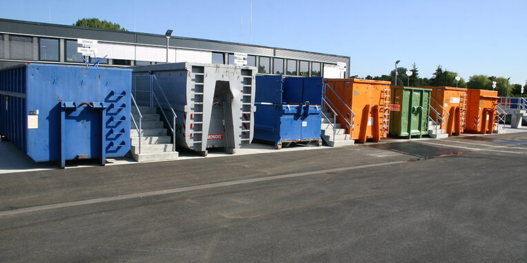 Blick auf den Hof des Neu-Isenburger Wertstoffhofs