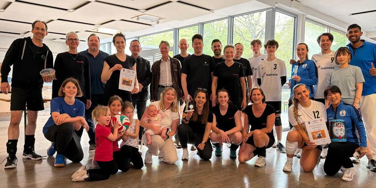 Die Volleyfische mit Christian Beck(Dezernent für Sport), Bürgermeister Dirk Gene Hagelstein und Eddi Fischer (Ortsvorsteher Gravenbruch)