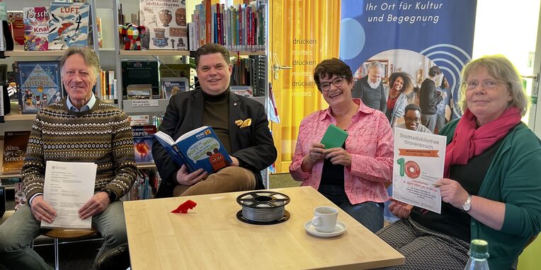 vlnr: Edgar Fischer (Ortsvorsteher Gravenbruch), Erster Stadtrat Stefan Schmitt, Katja Harjes (Stellvertretende Fachbereichsleitung), Daniela Nerdinger (Leiterin Stadtbibliothek Gravenbruch)