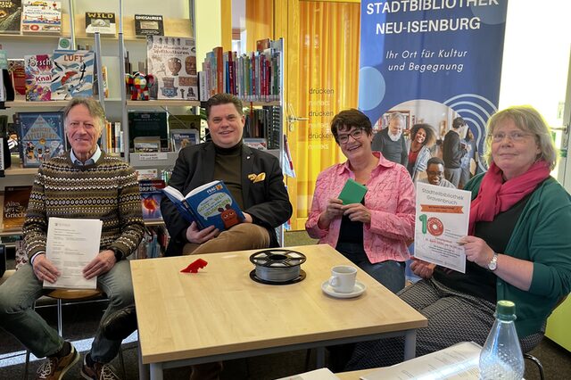 vlnr: Edgar Fischer (Ortsvorsteher Gravenbruch), Erster Stadtrat Stefan Schmitt, Katja Harjes (Stellvertretende Fachbereichsleitung), Daniela Nerdinger (Leiterin Stadtbibliothek Gravenbruch)