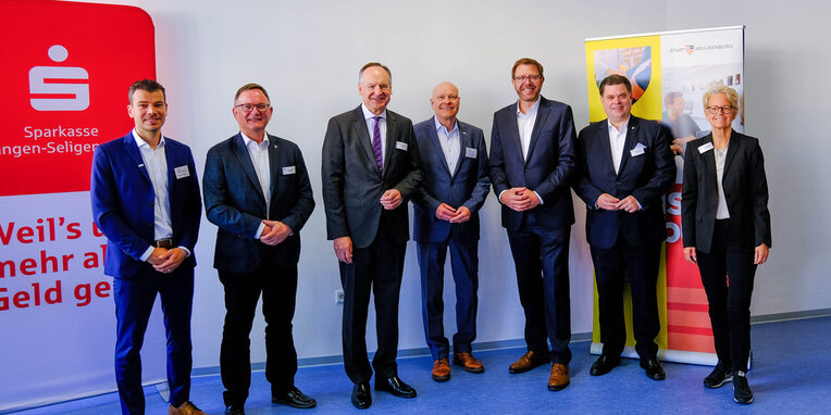 Darjan Condric, Gruppenleiter Key-Account-Management, Bürgermeister Dirk Gene Hagelstein, Landrat Oliver Quilling, Kirk Reineke, Geschäftsführer Stadtwerke Neu-Isenburg, Wolfgang Zolper, Vorstandsmitglied Sparkasse Langen-Seligenstadt, Erster Stadtrat Stefan Schmitt und Andrea Quilling, Wirtschaftsförderung Stadt Neu-Isenburg