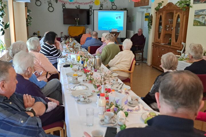 Menschen an einer Frühstückstafel
