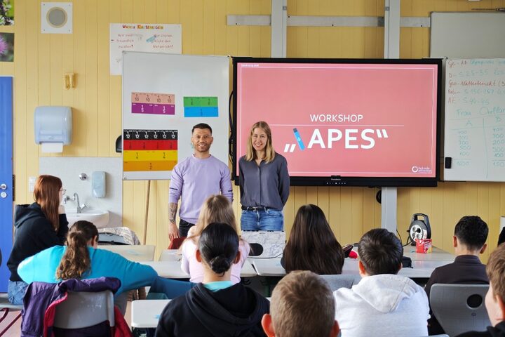 Vlnr: Erhan Dogan und Luca Orellana Cedeno, Schulsozialarbeit Brüder-Grimm-Schule