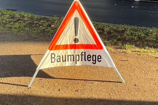 Ein Straßenschild mit der Aufschrift "Baumpflege"