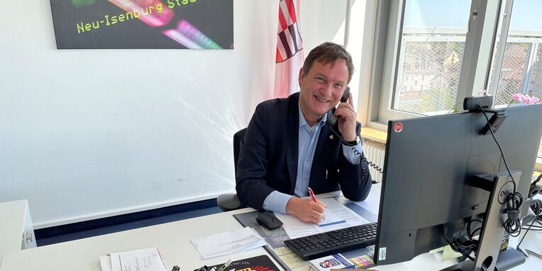 Bürgermeister Dirk Gene Hagelstein sitzt am Schreibtisch