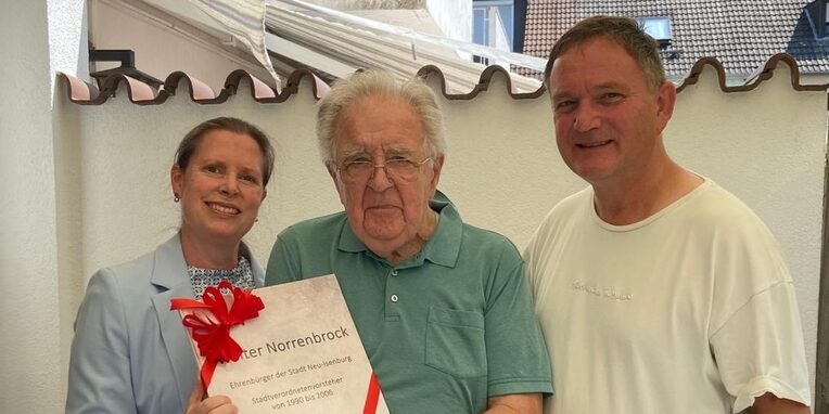 vlrnr: Stadtverordnetenvorsteherin Christine Wagner, Jubilar Walter Norrenbrock und Bürgermeister Dirk Gene Hagelstein