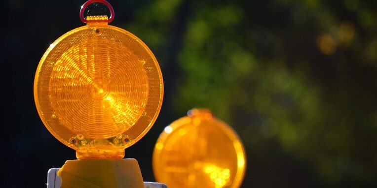 gelbe Warnlichter die auf eine Baustelle hinweisen