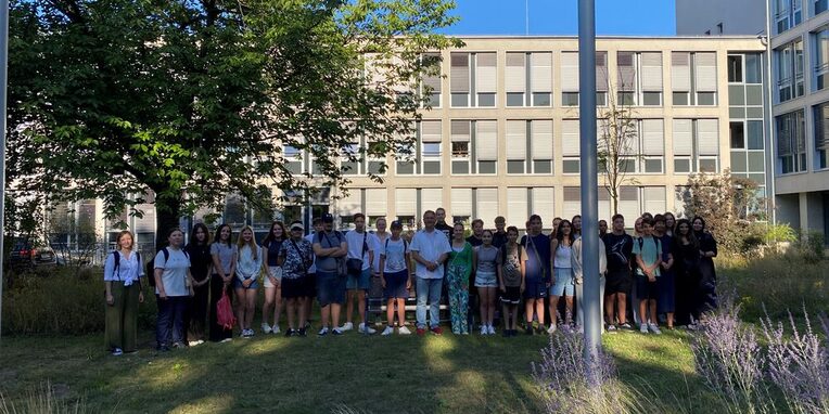 Gruppenfoto mit Bürgermeister Dirk Gene Hagelstein auf der Rathauswiese vor der Abfahrt