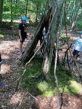 Kinder stehen an einem Baum