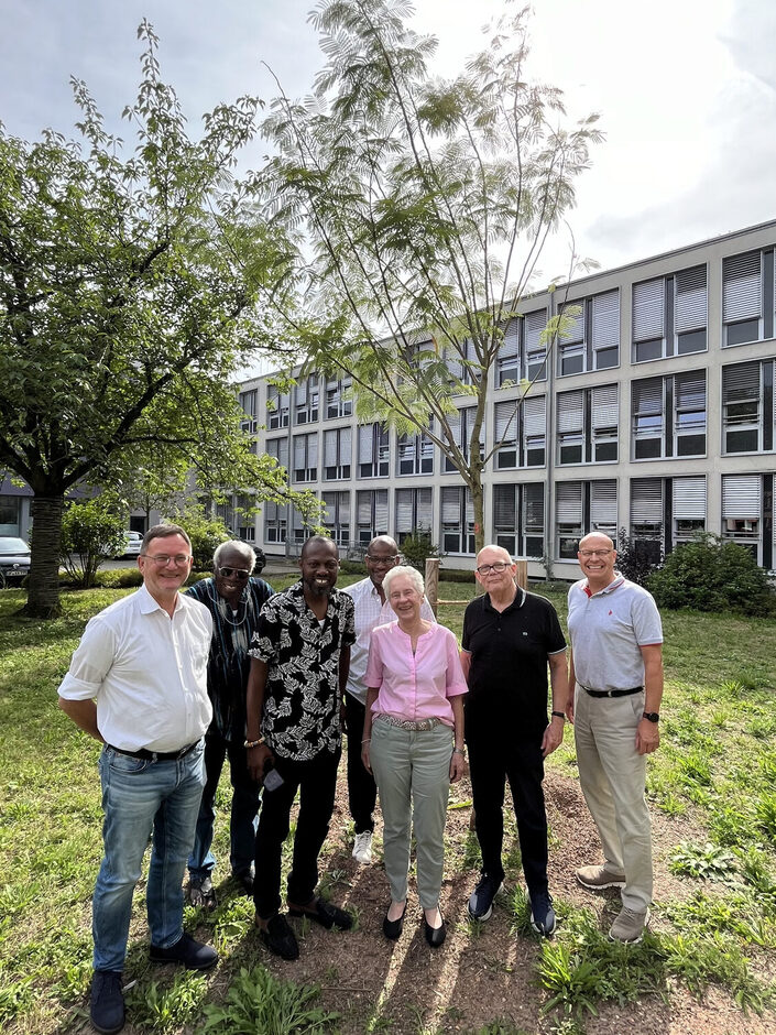 v.l.n.r.: Bürgermeister Dirk Gene Hagelstein, Albert Osei-Wusu (Promotor der Klimapartnerschaft), Karikari Osei-Wusu (Projektleiter in Kwadaso), Safianou Nassamou (Vertreter der Solateurfirma in Kwadaso), Isolde Wölfing-Hamm (Organisatorin der Spendensammlung für die Förderschule), Dirk Wölfing (Dezernent für Klima- und Umweltschutz) und Kirk Reineke (Geschäftsführer der Stadtwerke Neu-Isenburg)