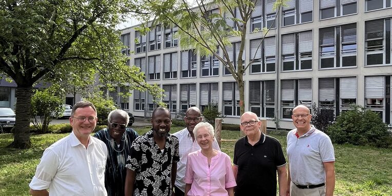 v.l.n.r.: Bürgermeister Dirk Gene Hagelstein, Albert Osei-Wusu (Promotor der Klimapartnerschaft), Karikari Osei-Wusu (Projektleiter in Kwadaso), Safianou Nassamou (Vertreter der Solateurfirma in Kwadaso), Isolde Wölfing-Hamm (Organisatorin der Spendensammlung für die Förderschule), Dirk Wölfing (Dezernent für Klima- und Umweltschutz) und Kirk Reineke (Geschäftsführer der Stadtwerke Neu-Isenburg)