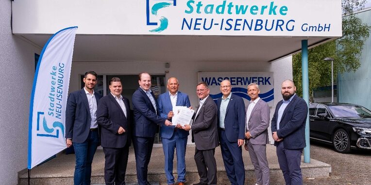 Übergabe des Zertikats für die interkommunale Zusammenarbeit mit Minister Prof. Dr. Poseck, Vertreter der Städte Neu-Isenburg und Dreieich