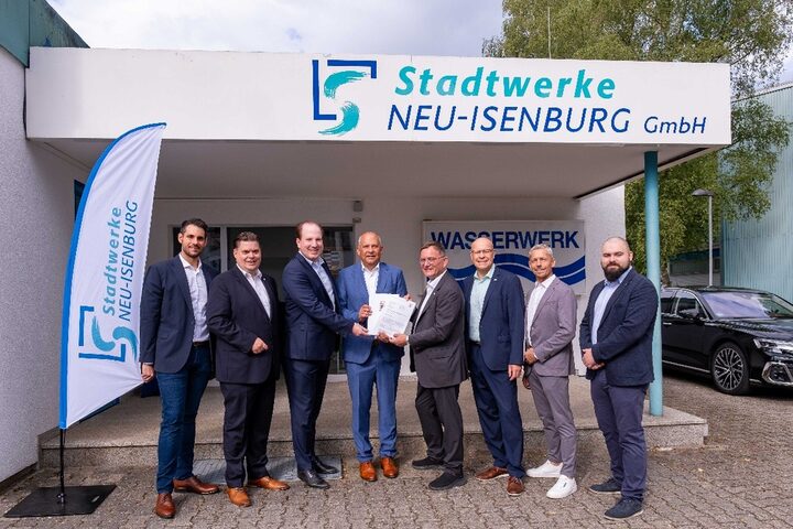 Übergabe des Zertikats für die interkommunale Zusammenarbeit mit Minister Prof. Dr. Poseck, Vertreter der Städte Neu-Isenburg und Dreieich