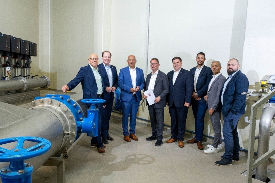 Übergabe des Zertifikats für die interkommunale Zusammenarbeit mit Minister Prof. Dr. Poseck, Vertreter der Städte Neu-Isenburg und Dreieich